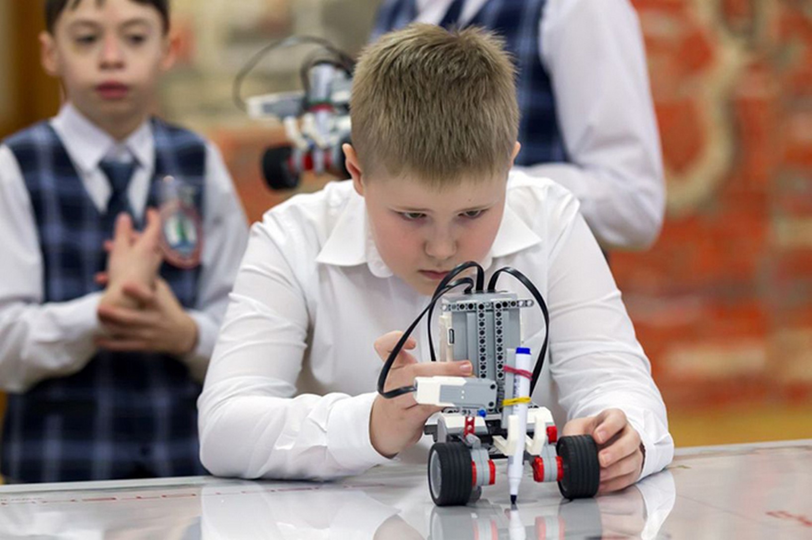 В кружке робототехники занимаются ученики. Конкурс робототехники. Соревнования по робототехнике подростки. Турнир по робототехнике в школе. Дети соревнования по робототехнике.